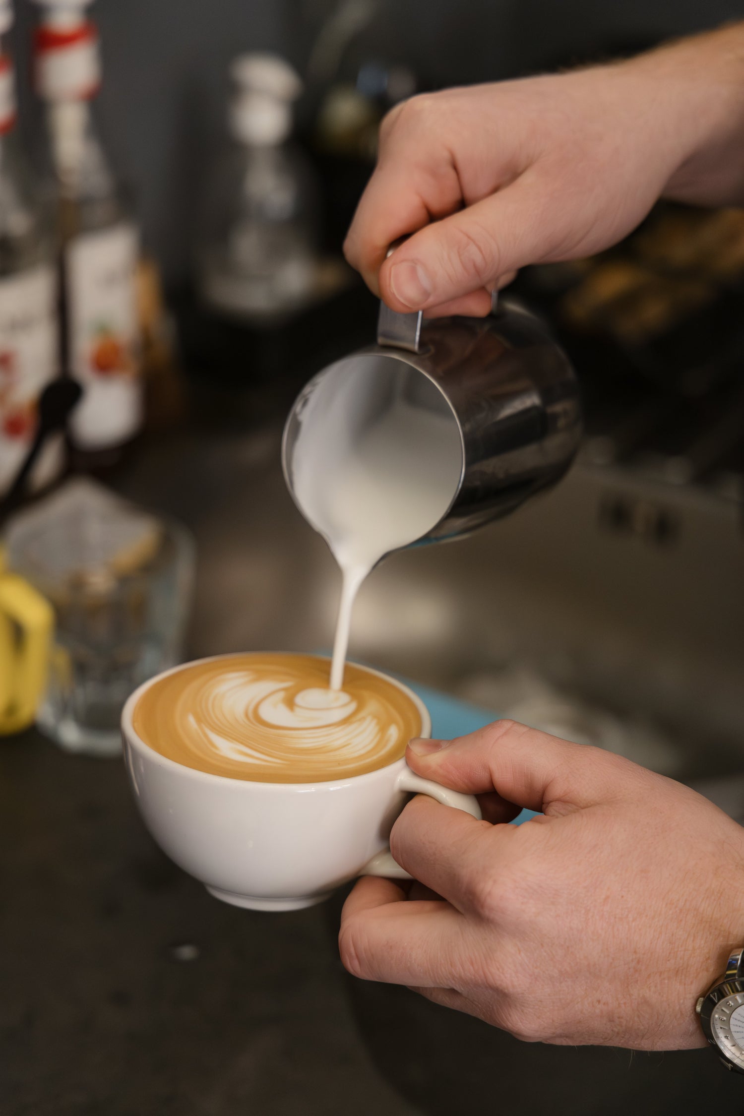 Latte art préparé au coffee shop La Torref' à Anglet : offrez un moment café avec la carte cadeau